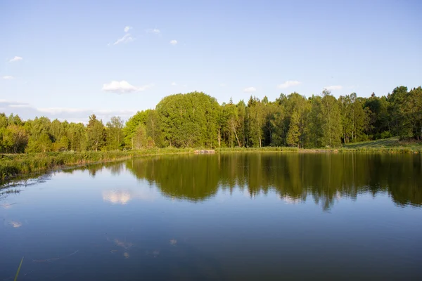 Гарне озеро пейзаж у Швеції — стокове фото