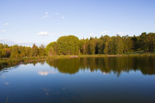 Bellissimo paesaggio lacustre in Svezia — Foto Stock