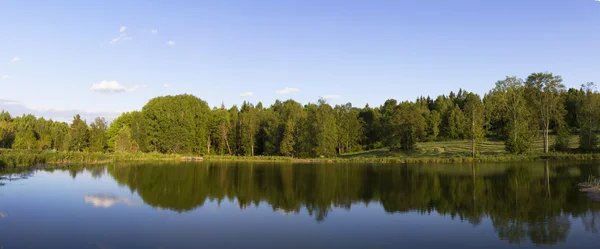 Hermoso paisaje de lago en Suecia — Foto de Stock