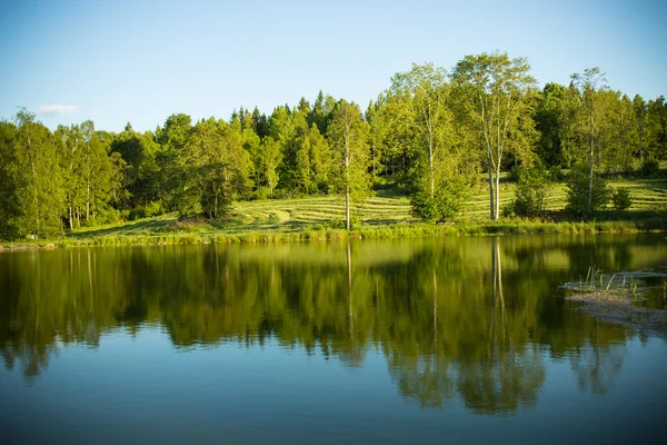 Hermoso paisaje de lago en Suecia — Foto de Stock