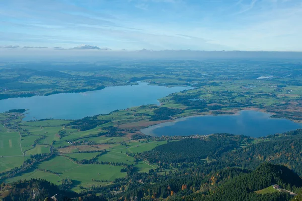 Widok z lotu ptaka łąk z jeziorami w Bawarii — Zdjęcie stockowe