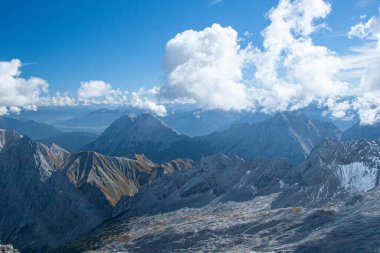 Zugspitze 'den güzel manzara, Almanya' nın en yüksek dağı.