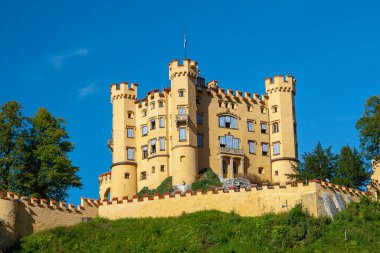 Ünlü Hohenschwangau şatosunun görünüşü