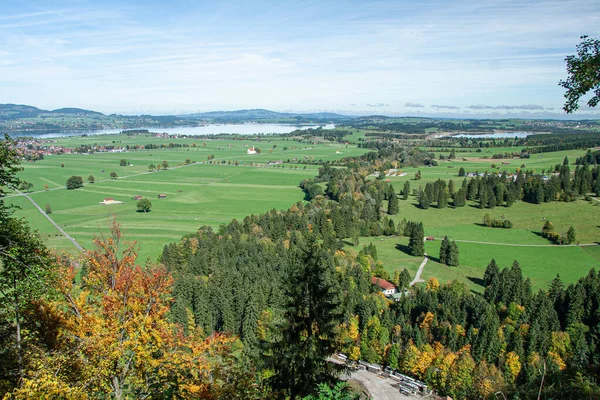Widok z lotu ptaka łąk z jeziorami w Bawarii — Zdjęcie stockowe