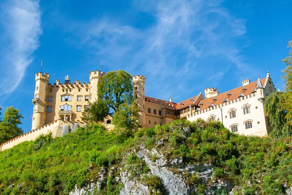 Vista da fachada do famoso castelo de Hohenschwangau — Fotografia de Stock