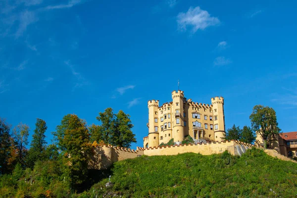 Pohled na fasádu slavného hradu Hohenschwangau — Stock fotografie