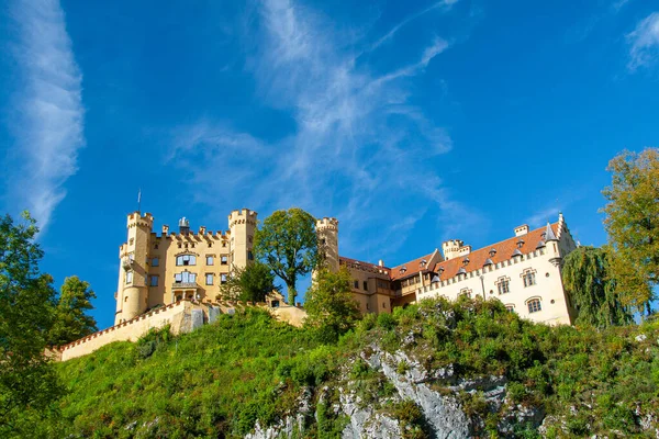 Vista de la fachada del famoso castillo de Hohenschwangau — Foto de Stock