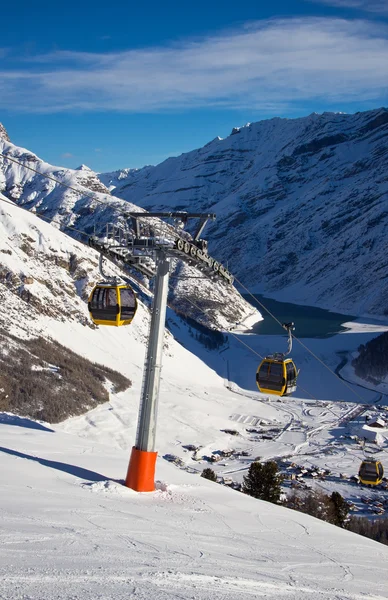 Granar på vintern i Alperna — Stockfoto
