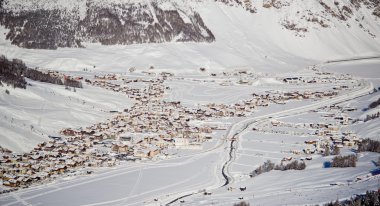 çarpıcı görünümü Alpleri'nde Kayak Tatil Köyü. 