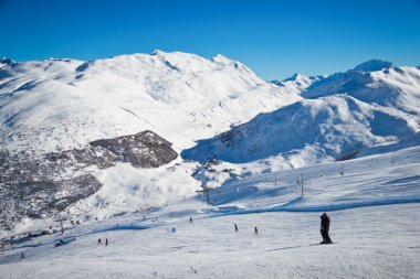 çarpıcı görünümü Alpleri'nde Kayak Tatil Köyü. 