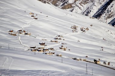çarpıcı görünümü Alpleri'nde Kayak Tatil Köyü. 