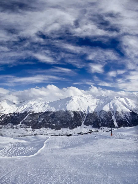 Atemberaubender Blick auf Skigebiet in den Alpen. — Stockfoto