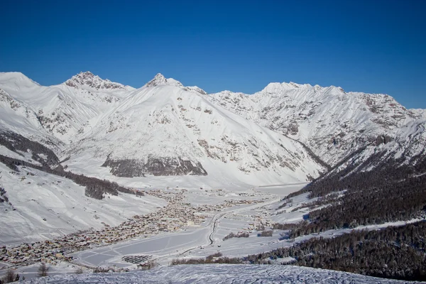 알프스에서 스키 리조트의 멋진 보기. — 스톡 사진