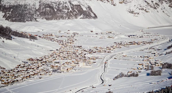 在阿尔卑斯山滑雪胜地的迷人景色. — 图库照片