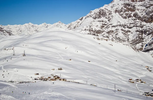 Atemberaubender Blick auf Skigebiet in den Alpen. — Stockfoto