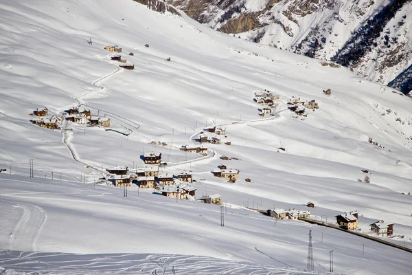 Wspaniały widok ośrodku narciarskim w Alpach. — Zdjęcie stockowe