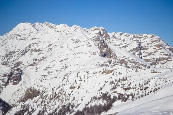 Atemberaubender Blick auf Skigebiet in den Alpen. — Stockfoto