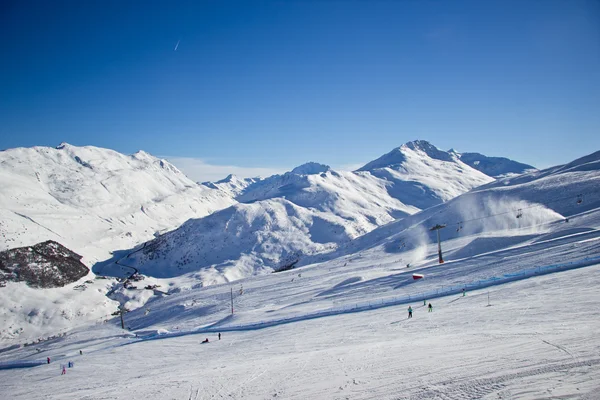 Lenyűgöző kilátás nyílik az Alpok síközpontban. — Stock Fotó