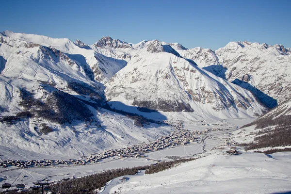 Çarpıcı görünümü Alpleri'nde Kayak Tatil Köyü. — Stok fotoğraf