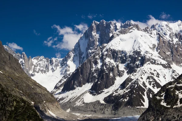 Picos en nieve y glaciar cerca de Chamonix — Foto de Stock