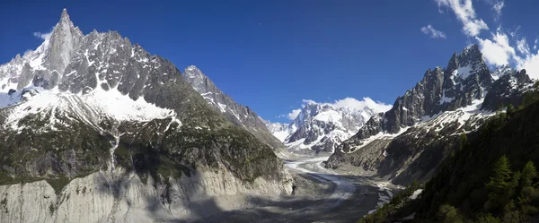 Peaks in snow and glacier nearby Chamonix — Stock Photo, Image