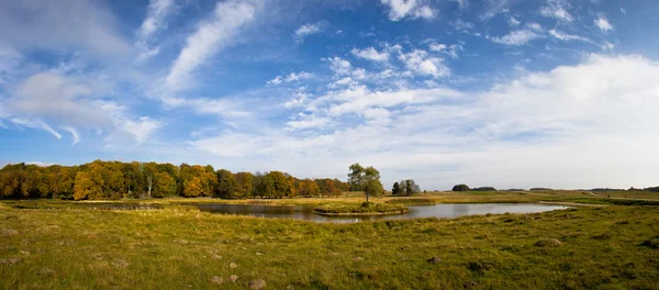 Vackra sjön i dyrehave park, Danmark — Stockfoto