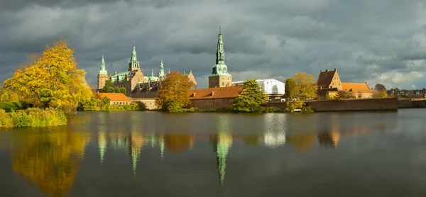 Frederiksborg Schlitz in hügeligen — Stockfoto