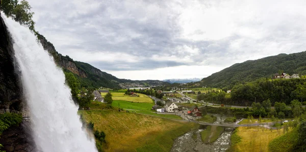 Steinsdalsfossen-一个华丽的瀑布在挪威 — 图库照片