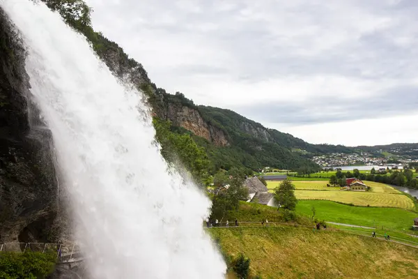 Steinsdalsfossen-一个华丽的瀑布在挪威 — 图库照片