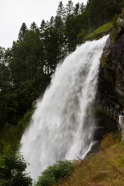 Steinsdalsfossen - une magnifique cascade en Norvège — Photo