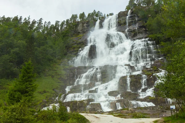 Tvindefossen - διάσημο καταρράκτη στη Νορβηγία — Φωτογραφία Αρχείου