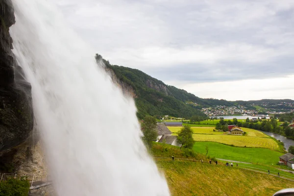 Steinsdalsfossen-一个华丽的瀑布在挪威 — 图库照片