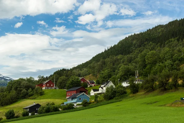 Пейзаж с горами в Норвегии — стоковое фото