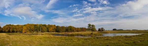 美丽的湖，在 dyrehave 公园，丹麦 — 图库照片