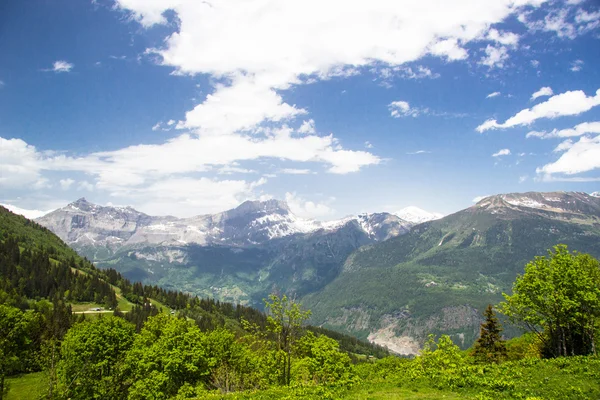 Vale em Alpes franceses — Fotografia de Stock