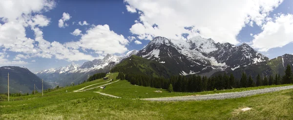 Tal in den französischen Alpen — Stockfoto