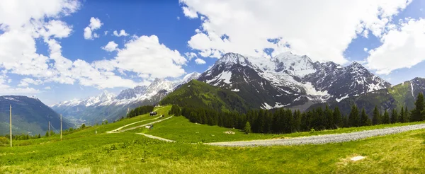 Tal in den französischen Alpen — Stockfoto