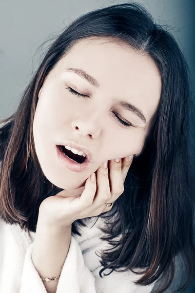 Schöne Frau mit Zahnschmerzen aus nächster Nähe — Stockfoto