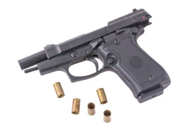 Beyaz bir arka plan üzerinde mermi silahla