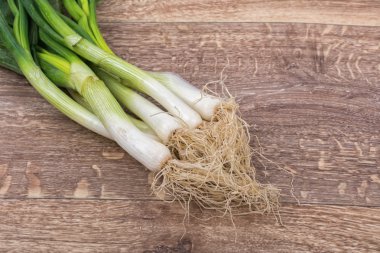 Ahşap arka plan üzerinde taze soğan