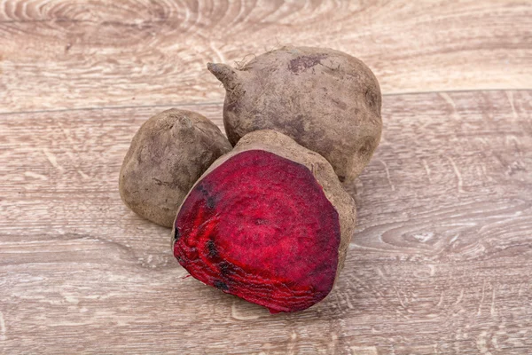 Le barbabietole rosse su uno sfondo di legno — Foto Stock