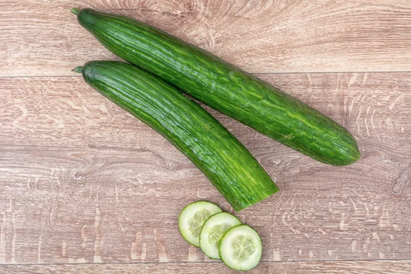 Komkommers op een houten achtergrond — Stockfoto