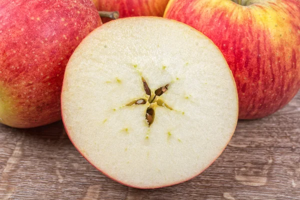 Pommes mûres sur un fond en bois — Photo