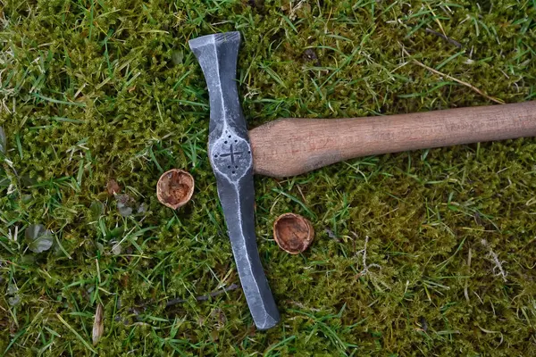 Marteau forgeron fait à la main sur l'herbe — Photo