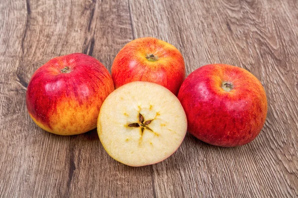 Pommes mûres sur un fond en bois — Photo