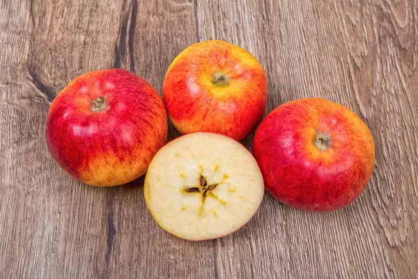 Pommes mûres sur un fond en bois — Photo