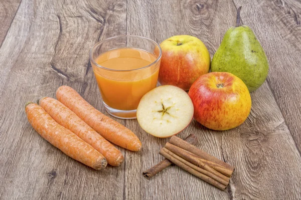 Frullato frullato con ingredienti su tavola di legno — Foto Stock