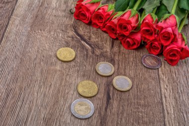 Euro sikke ve gül ahşap arka plan üzerinde