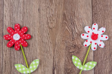 Ahşap arka plan üzerinde yaratıcı el yapımı çiçekler