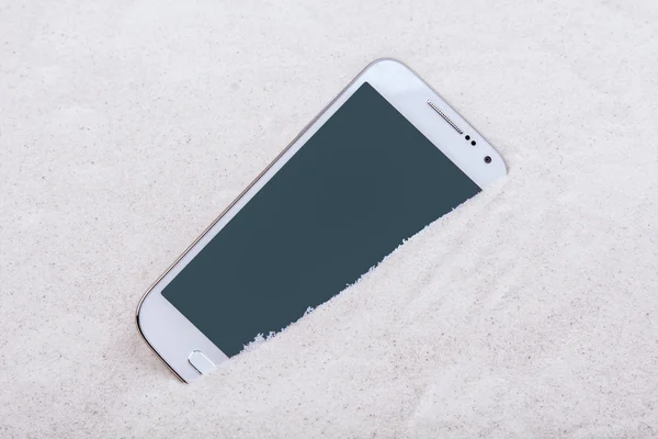 모래에 묻힌 휴대 전화 — 스톡 사진
